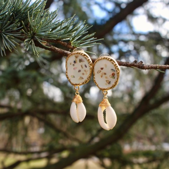 New Gold Crushed Shell Button Shell Drop Earrings - Picture 9 of 11